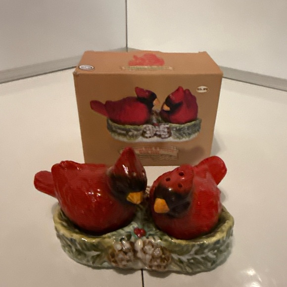 Vintage CHRISTMAS CARDINALS Salt & Pepper Shakers W/tray  Christmas Traditions - Picture 1 of 9